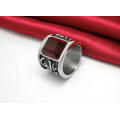 Les anneaux en acier titaniques classiques découpés par zircon rouge foncé de bijoux de mode